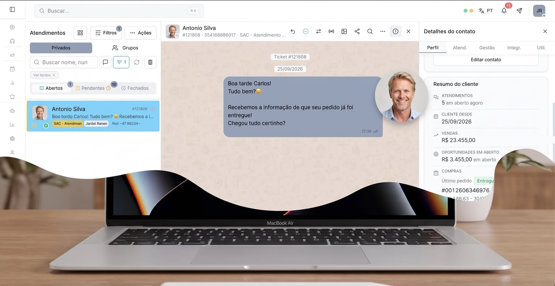 Plataforma RZTalk com lista de atendimentos, conversa no WhatsApp e detalhes do contato, apresentada em um notebook